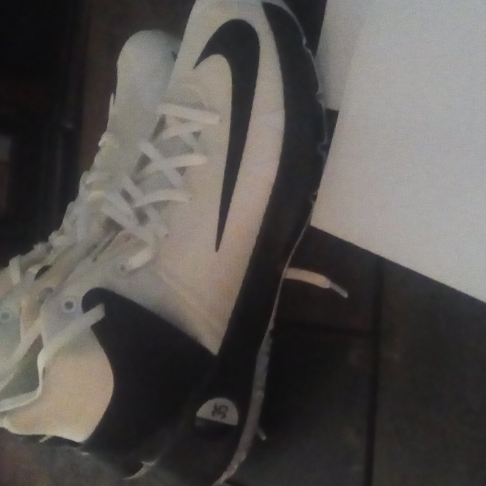 Very gently worn Men's 8.5 white Nike zoom kds